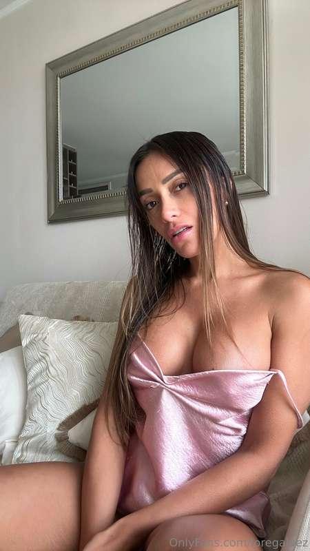 Slip my top off and touch my boobies 🍒