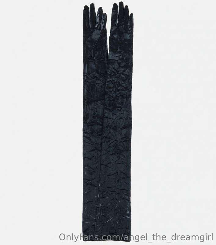 I ordered new Velvet gloves, they are very long 🤩I think wit..