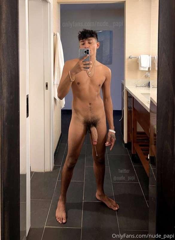 Something about full length mirrors 🥵 this nut was in Hawaii..