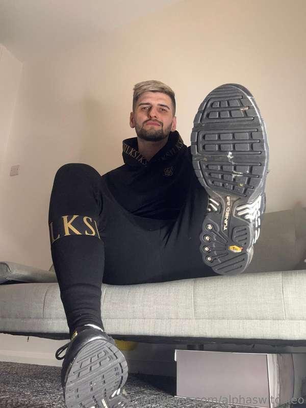 Get down under my trainers and get licking 😈