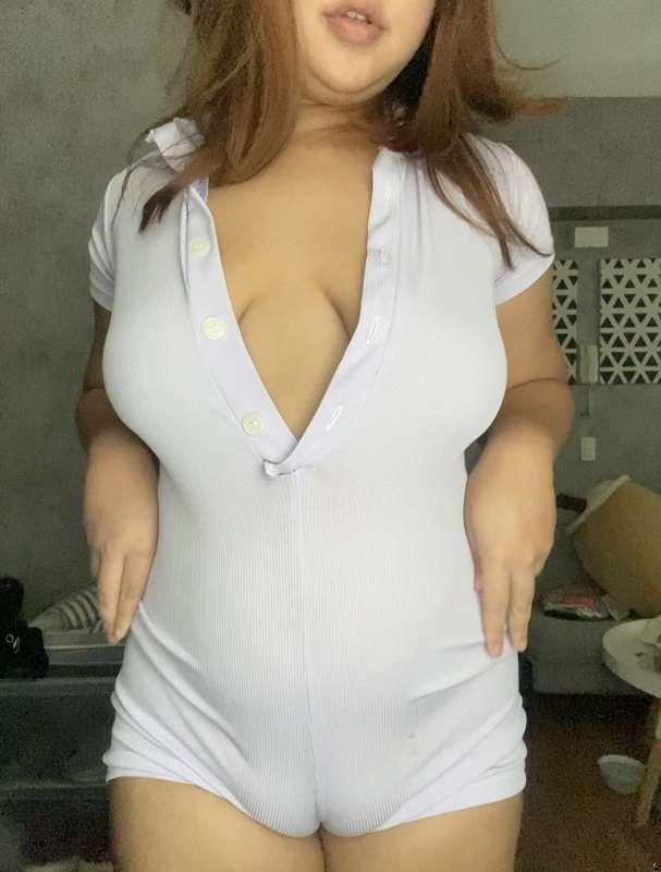 This romper is way too slutty to wear out, but the camel toe was too cute not to share with you💜