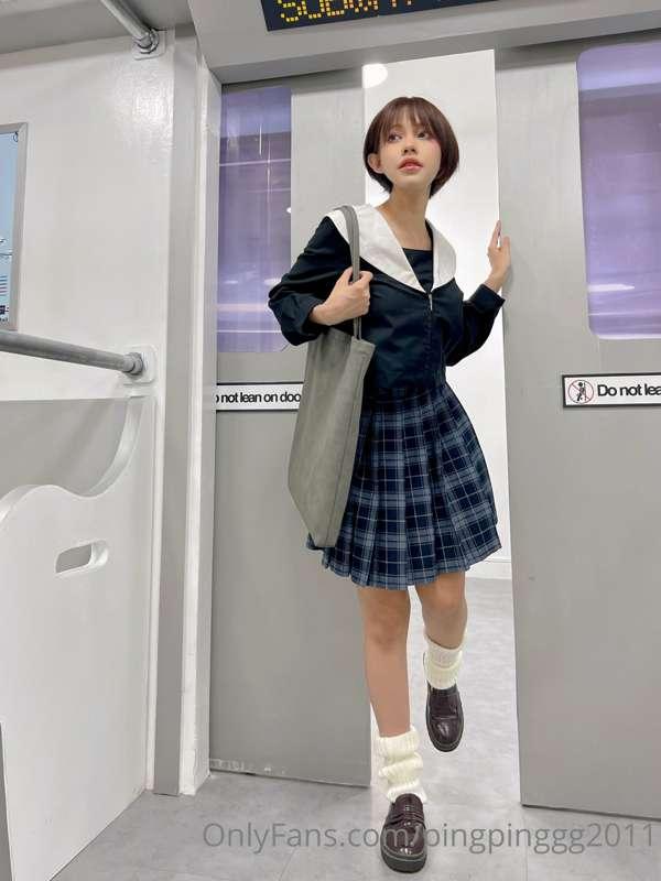 Can you sit still on the train while seeing this hottie scho..