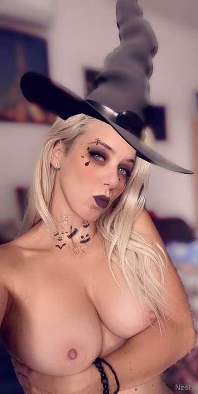 Happy Halloween for you guys!🎃👻😘