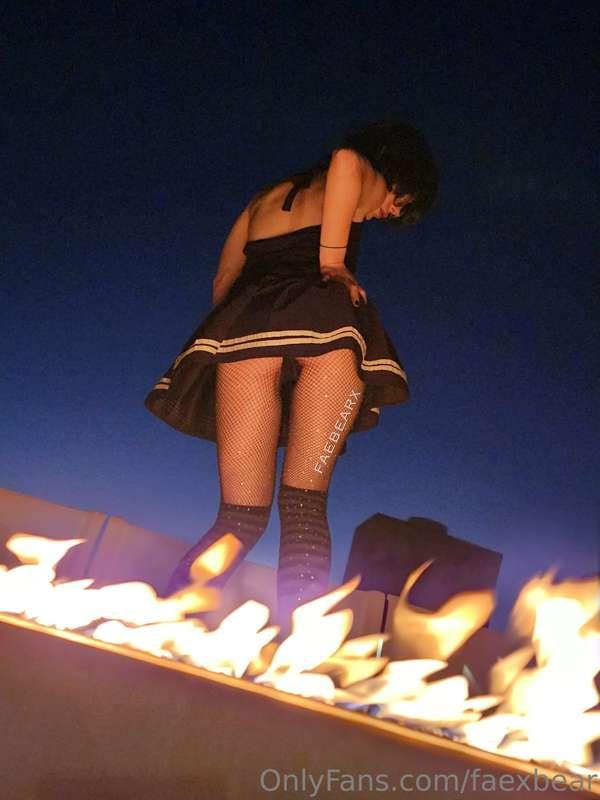 let’s make a sex tape on the rooftop by the fire 🌙🔥