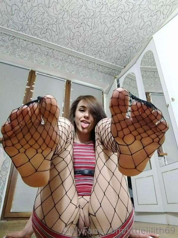 Would you want lick my feet first or my pussy first? 😝😝😝