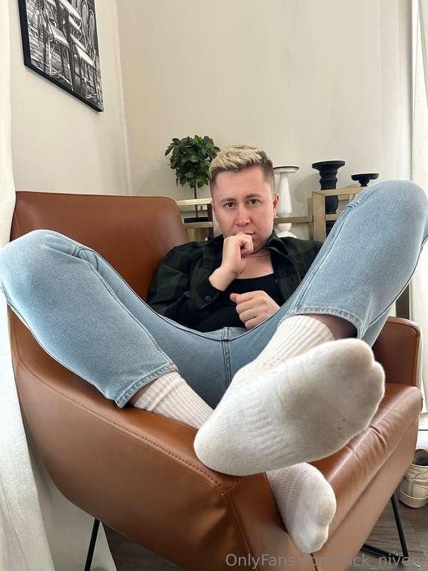 Hello my fans 🎉 Would you like to see feet 👣/ legs massage v..