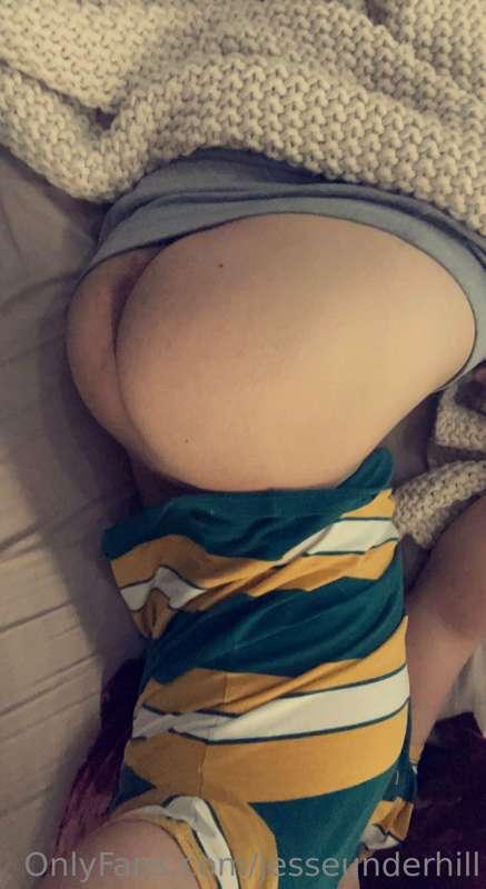 who wants to help me relax in bed?😤