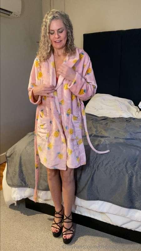 VIP exclusive robe drop video.Join my VIP page now to see th..