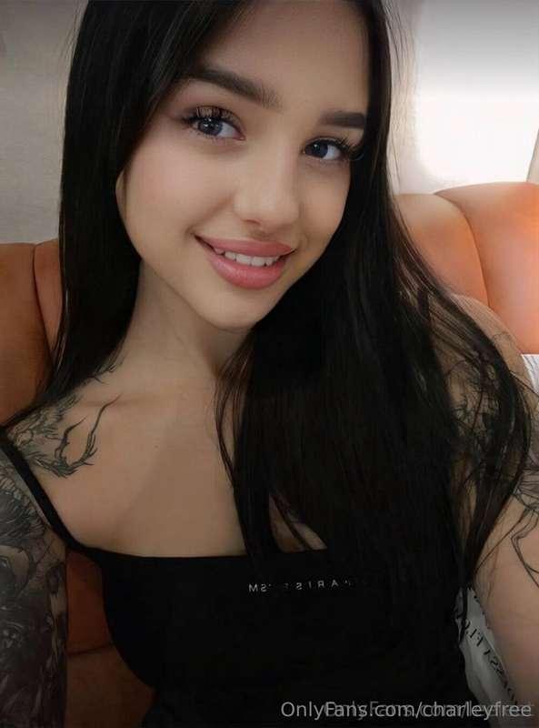 🎀 Watch her tease and creamy cum @leeleet while gently rubbi..