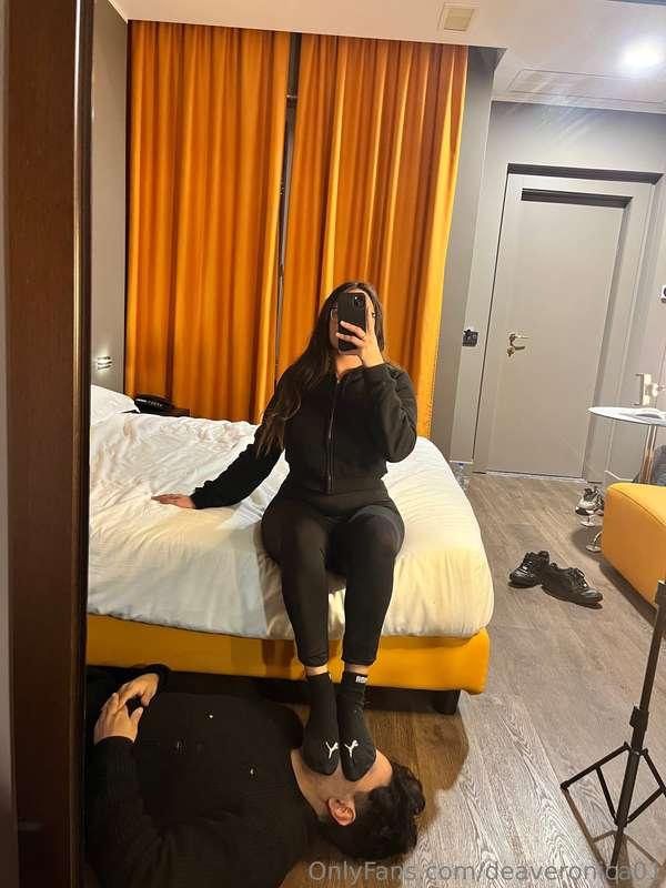 This magnificent GODDESS needs her little feet worshiped ALW..