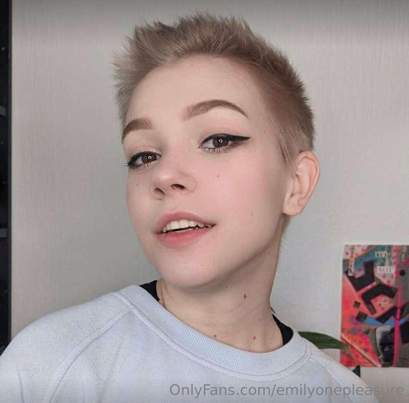 ## 😈 *FREE* subscription😈 @alisebuns
This charming girl has ..