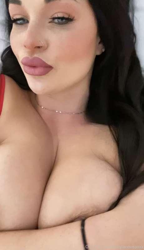 dm me to see something explicit 💦😮‍💨