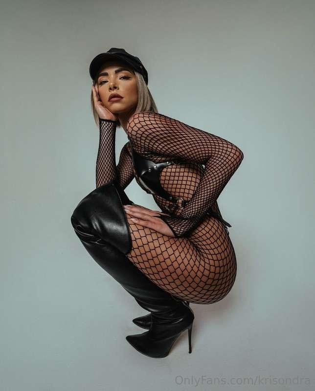 Do you like fishnet too? 😉🖤