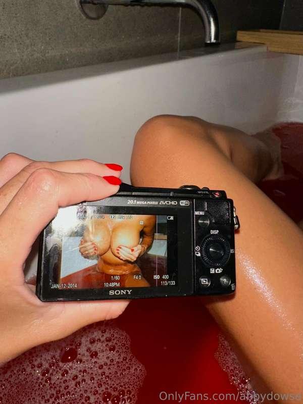 Took some naughty pics on my camera while I’m in the bath ❤️..