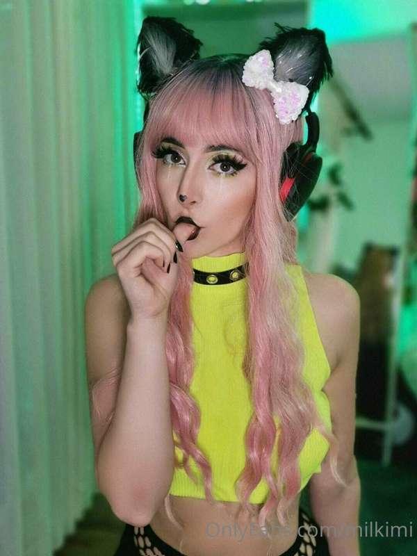 I was a bad kitty today, i licked all the eggs, meow 😼😈💦

😮 ..