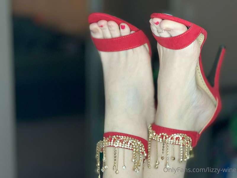 #feetgoddess #ladyinred