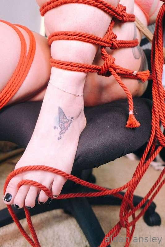 anyone wanna buy me pedicure? will send you a foot pic a day..