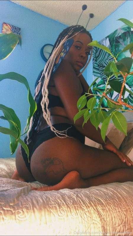 Some booty to liven up your Humpdaayyyy 🍑