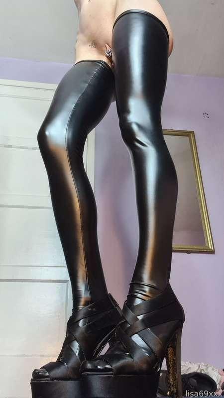 Pvc is the perfect outfit for a slut 🖤

#pvc #stockings #heels #anal #plug #analplug #buttplug  #pierced 