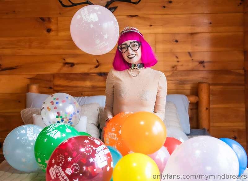 Have you seen a cuter birthday girl? 🥳