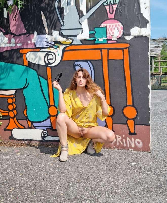 Who wants to spot me doing this on public? 😅🔥🔥🔥

#fyp #nsfw #tight #naked #nude #pussy #spread #clit #legs #calves #sexy #public #flashing #risky #outdoor