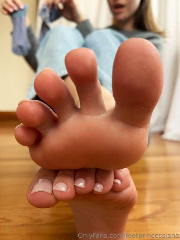 Your roommates gf footdommes you with her STINKY/CHEESY sole..