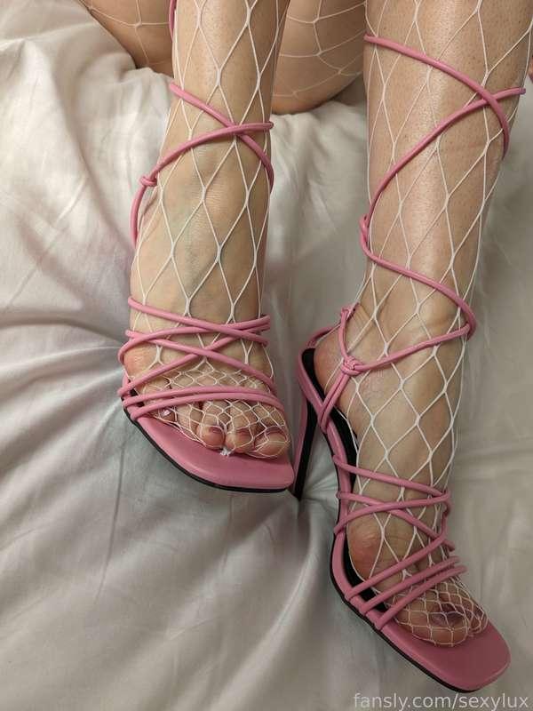 Something for my foot lovers 💦😜😘
#fyp #feet #fetish #cum #fishnets #heels #pink #milf #oil
