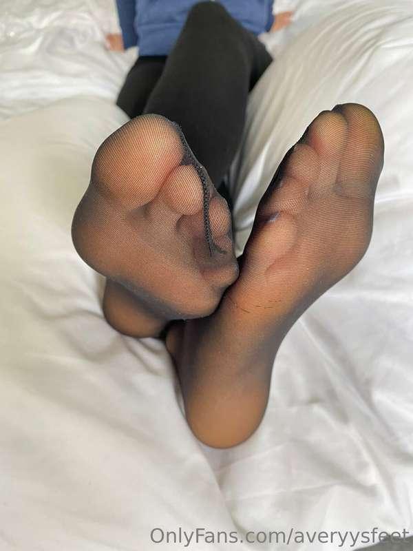 I‘m wearing these nylons under my leggings in public😛 Can yo..
