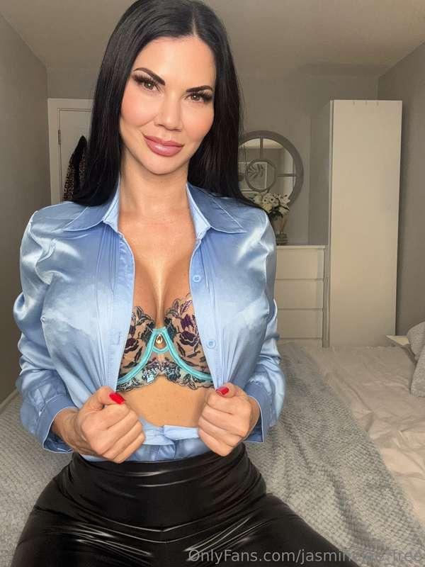 Want to know what happens next? Go to my DMs 😈💦