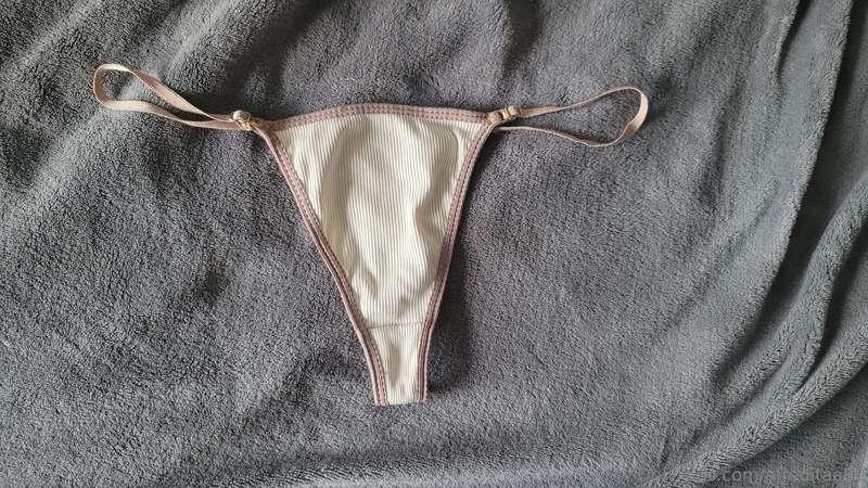 TODAY ALIVE 😳 I'm going to put on this thong, I'm only going..