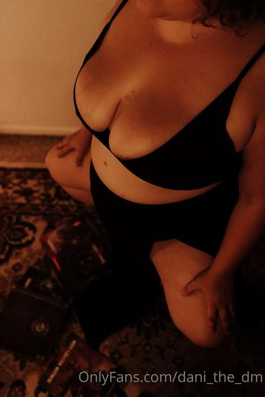 I'm Dani. I'm a DM and I love to tell stories of people and ..