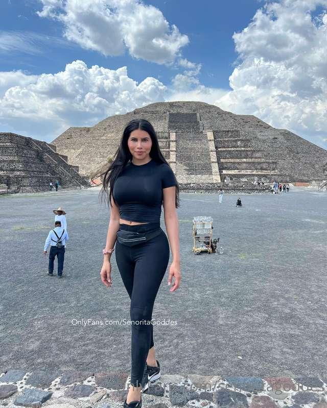 At the pyramids on Teotihuacán 
Pyramid of the Moon 🌝 
Pyram..