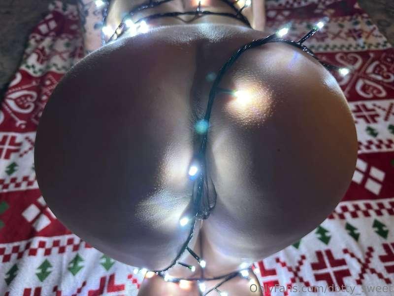 Ne felejtsétek el a karácsonyi égősort se.🎄