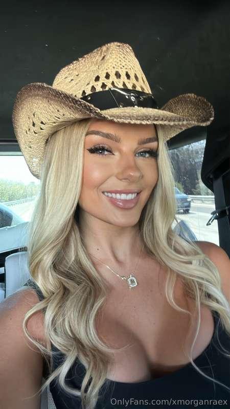 Cowgirl hat on, thoughts off 😏