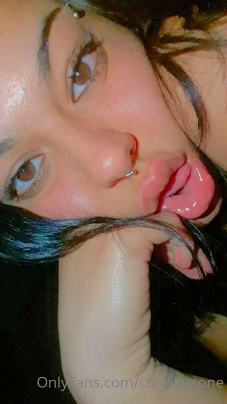 Put ur dick in my mouth daddy please 😈
