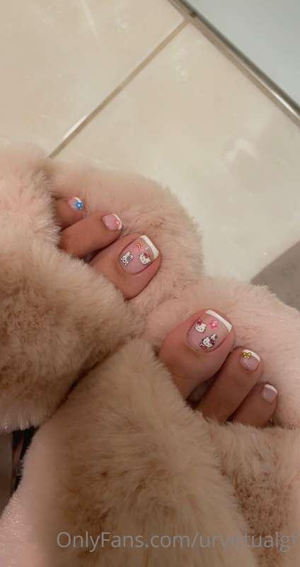 Hello Kitty on my toes 💓