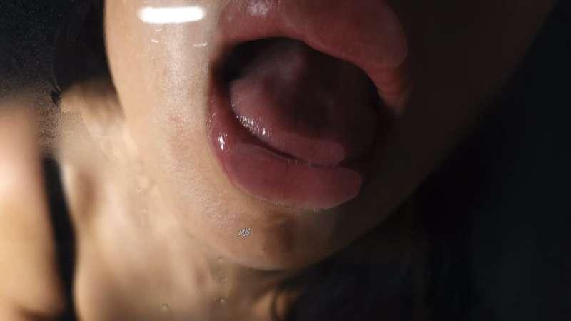 Juicy wet glass kissing and licking🥵