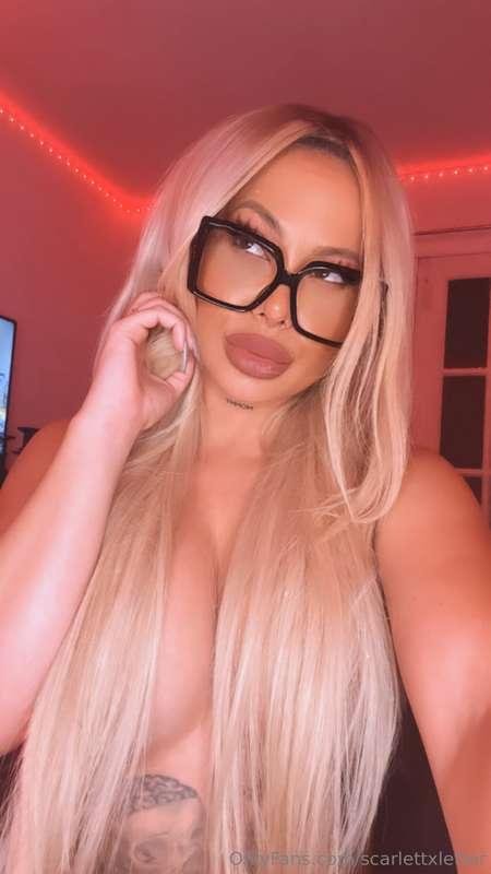 Flirty, nerdy, and a little dirty 😈🙈