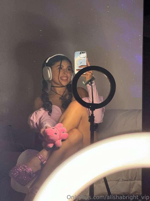 Describe me in one word 😅