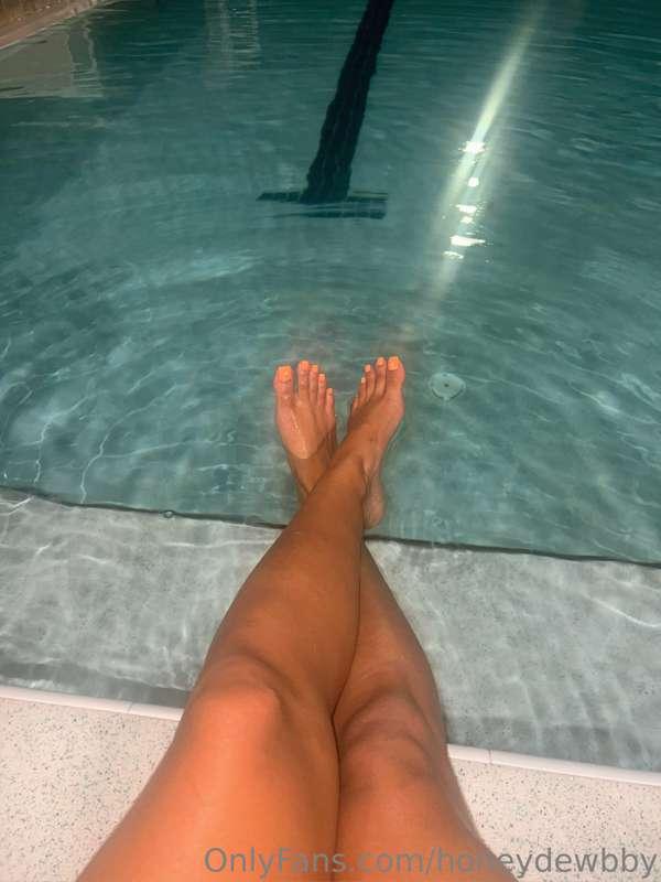 Wet sexy soles🦶🏽💦