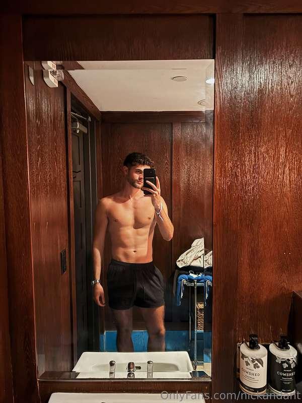 Been kind of obsessed with hotel gyms lately!
