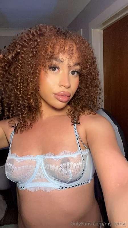 I wanna feel your tongue swirling all over my nipples!🤤