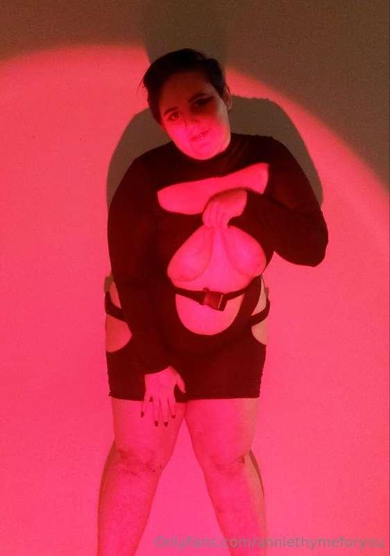 It seems the villainess has something to show you 😈