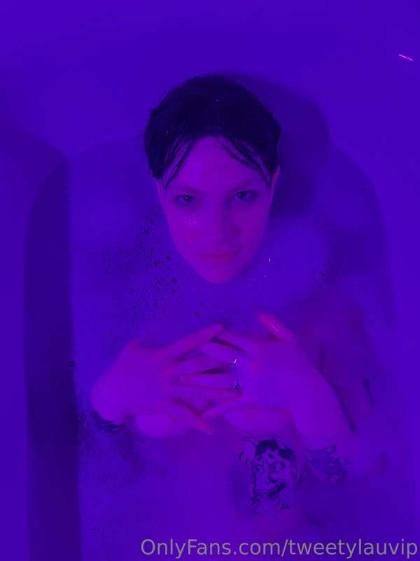 Love taking baths 🛀🏼 and make pictures for you 😌
