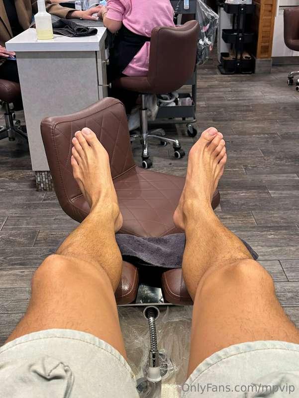 Time for some pedicure. Do my feet deserve some 𝐭𝐢𝐩𝐬? 💸