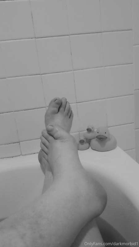 Ya know what's hot? You looking at my feet pics while at wor..