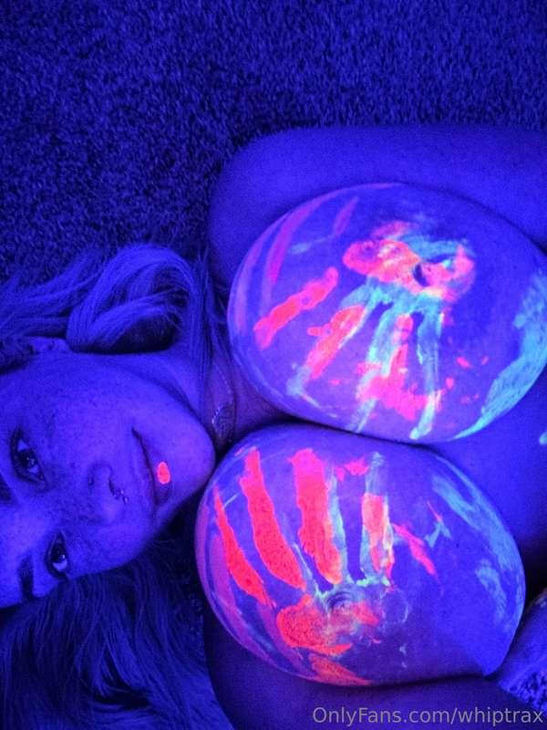 My attempt at some body paint in the black light. Not my fav..