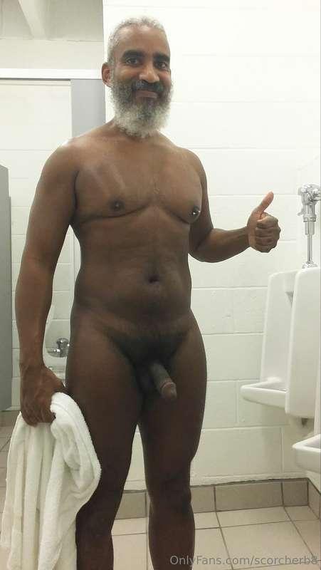 Thumbs-Up Thursday!  #beard #musculardaddy #gay #feet #gaycr..
