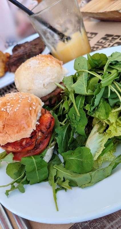 Salmon burger for my lunch in Buenos Aires 😋😍🍔🧋