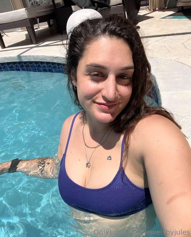 ✨Spending this holiday poolside, Hbu? 👙 🌞 🍾 